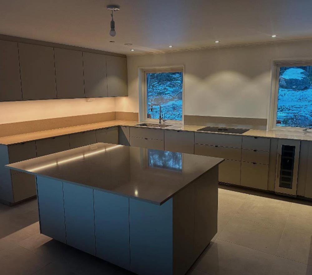 Ett nyrenoverat mörk kök