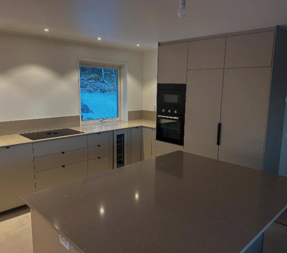 Ett nubygg modernt kök i mörk färg