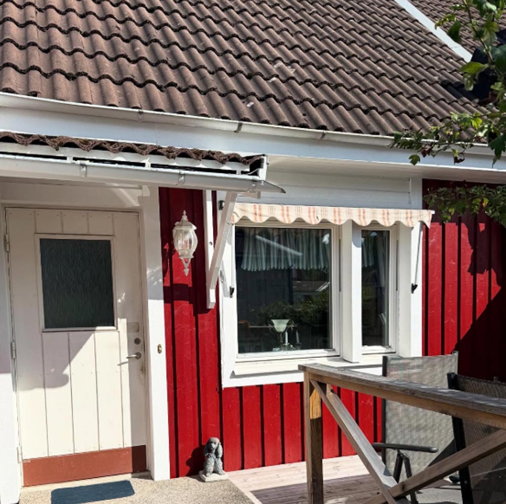 Ingången till ett rött hus